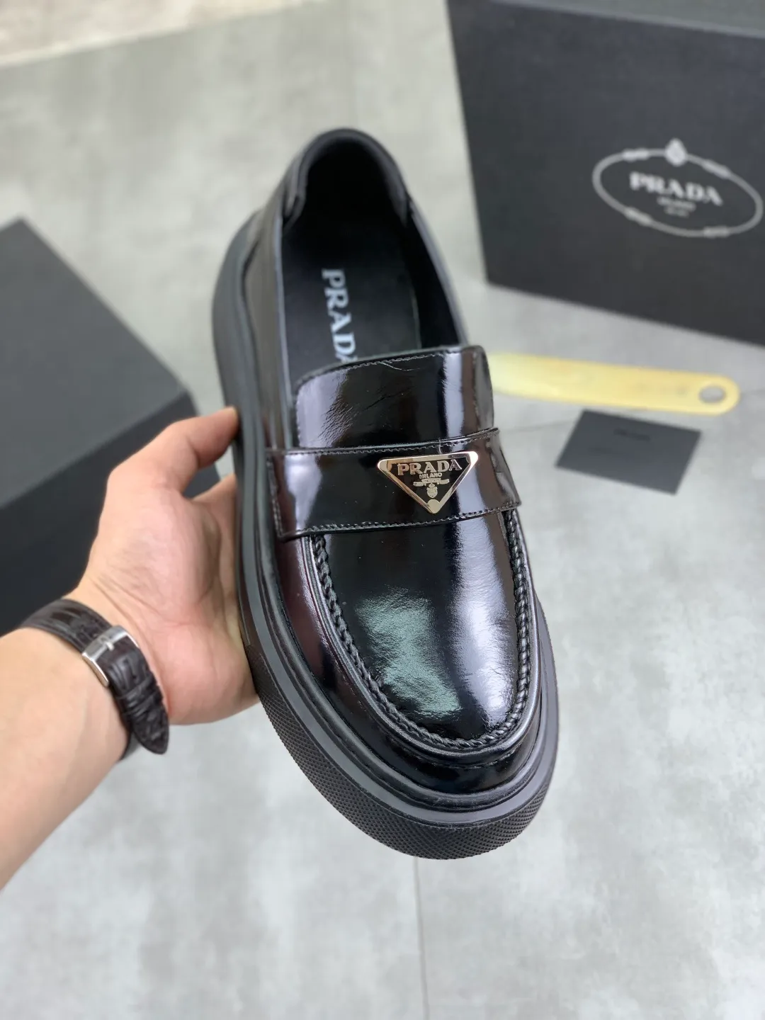 Men's men's shoes 💰P500 New PRADA Prada spring new casual leather shoes Original purchase, development and production Prada men's classic series, technical breathable fabrics with cowhide, casual sports shoes, casual shoes, sports dad shoes combine high-tech breathable materials and cowhide, P family exclusive button decoration on the side. The outsole is full of P italic design and bright colors to show vitality and continue the brand design inspiration. Stroll around the city lightly and feel free and comfortable. Delivered in exquisite packaging 🛍📦 ▪️Material: original customized calfskin with breathable material ▪️Inner lining: cowhide lining ➕cowhide feet ▪️Outsole: open-molded TPU foam material ▪️Sole thickness: 3.5CM ▪️Size: Men's 38-44 (45 can be customized) 4️⃣ colors available